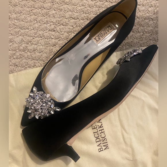 Badgley Mischka Vail Pointed Toe Satin Heel Pumps 9.5 - Picture 2 of 3